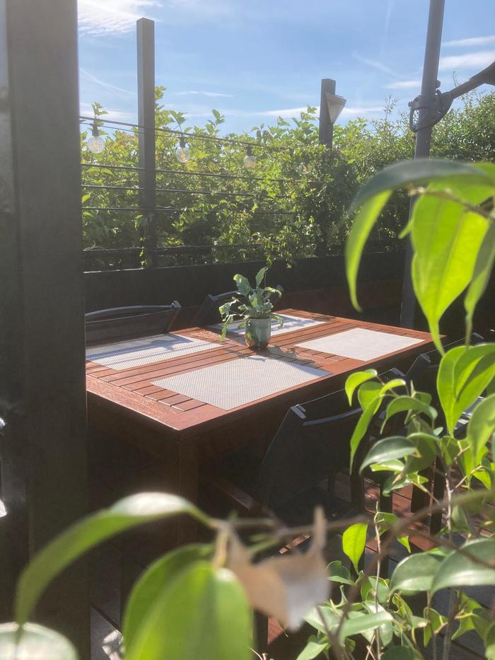 Zonnig terras bij Pizzeria Myropani