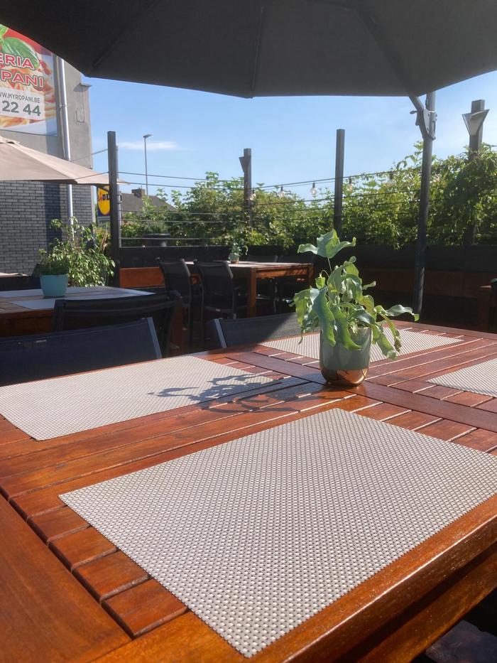 Sfeer avondeten restaurant Pizzeria Myropani Zottegem