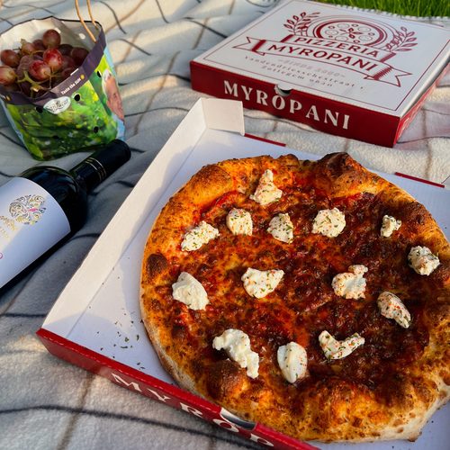 Myropani pizza voor een picknick in het groen